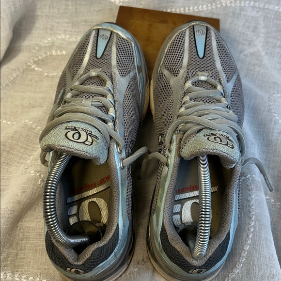 Pearl Izumi run like an animal running shoes - Picture 8 of 14